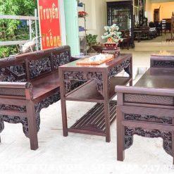 Trường kỷ có màu nâu đỏ là kết hợp từ màu gỗ và phương pháp đánh si