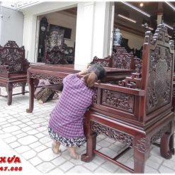 Bộ trường kỷ này có kích thước lớn so với các bộ ít món
