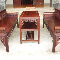 Bộ trường kỷ có màu đỏ gần giống màu gỗ tự nhiên