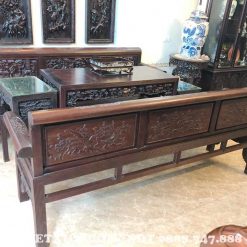 Bộ trường kỷ được làm từ gỗ gụ, tựa được đục ba lô