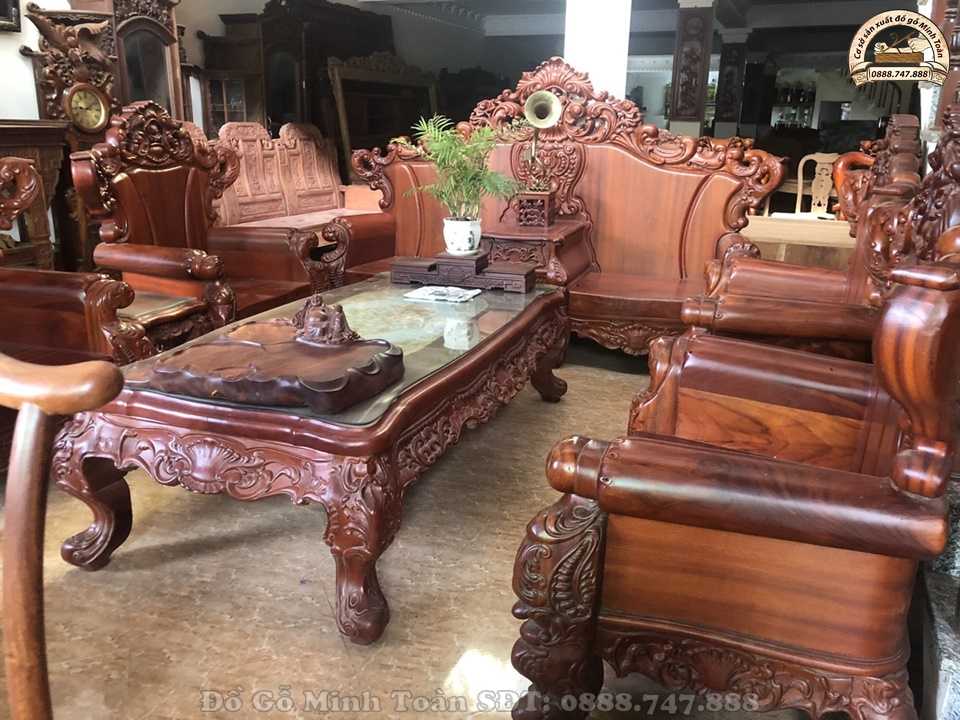 Với bộ bàn ghế hoàng gia gỗ gõ đỏ, sẽ mang lại cho không gian phòng khách của bạn thêm phần quý phái và đẳng cấp.